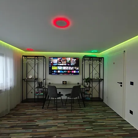 Modern Neuburg N - Neu - 3 Zimmer, Stellplatz, Ausgestattet, Kueche, 4 Tv, Wi-fi *