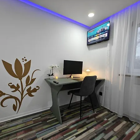 Modern Neuburg N - Neu - 3 Zimmer, Stellplatz, Ausgestattet, Kueche, 4 Tv, Wi-fi 아파트 *