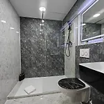 Modern Neuburg N - Neu - 3 Zimmer, Stellplatz, Ausgestattet, Kueche, 4 Tv, Wi-fi