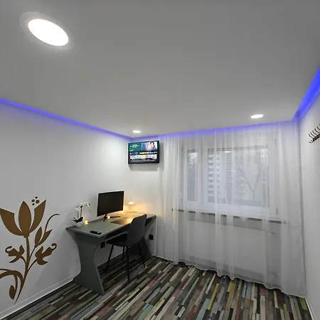 Modern Neuburg N - Neu - 3 Zimmer, Stellplatz, Ausgestattet, Kueche, 4 Tv, Wi-fi Apartment