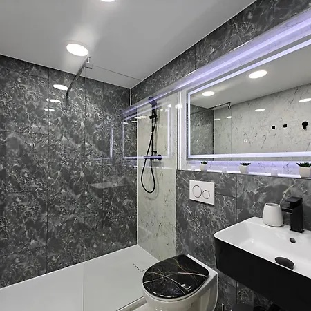 Modern Neuburg N - Neu - 3 Zimmer, Stellplatz, Ausgestattet, Kueche, 4 Tv, Wi-fi *